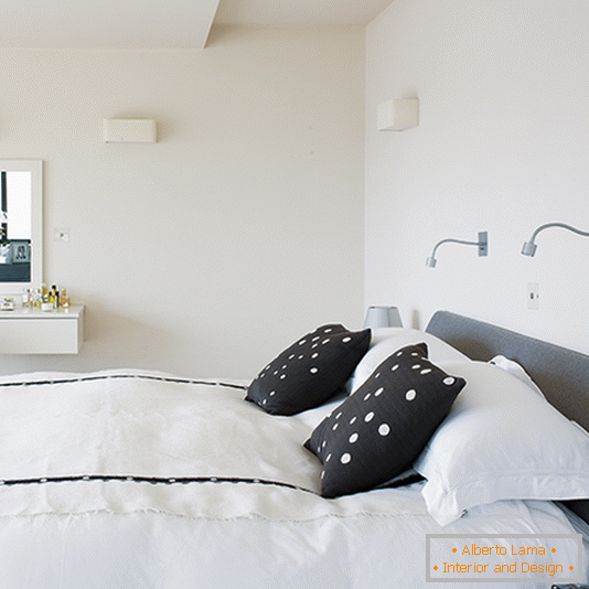 Dormitor monocrom cu lumini de perete minimaliste