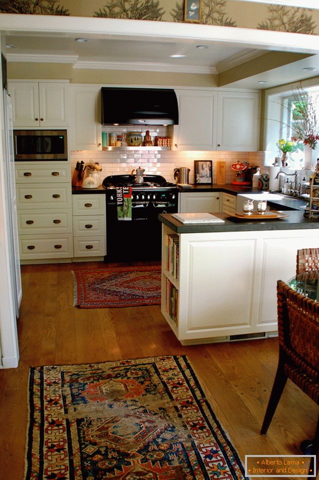 Interiorul unei bucătării mici со стеллажами