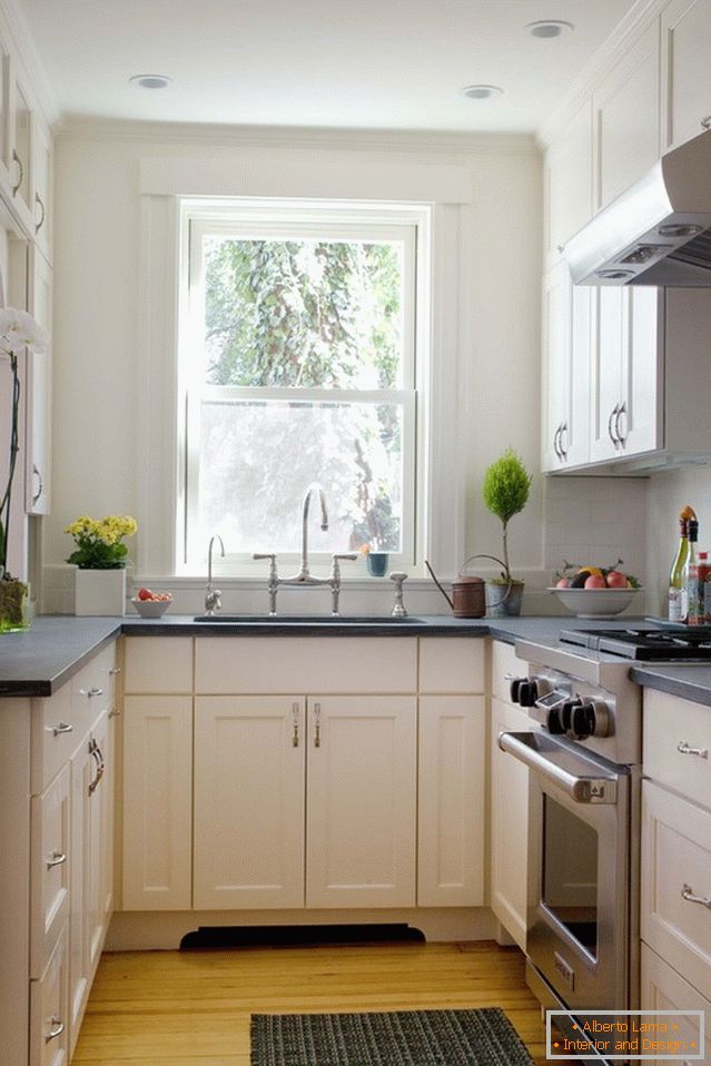 Bucătărie interior în culoare albă