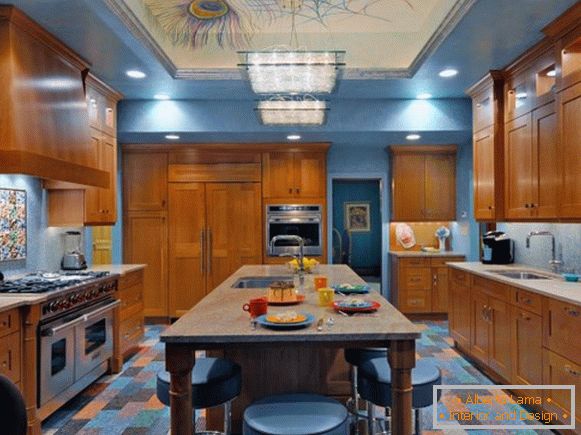 Bucătărie elegantă în culoarea albastru și maro