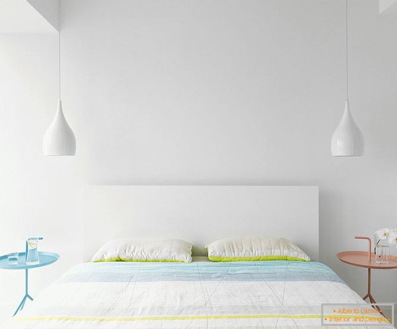 Dormitor alb de lux într-un stil minimalist