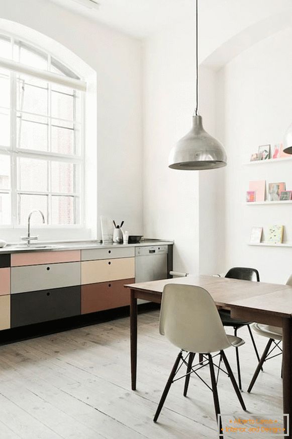 Mici bucătărie-birou în culori pastelate