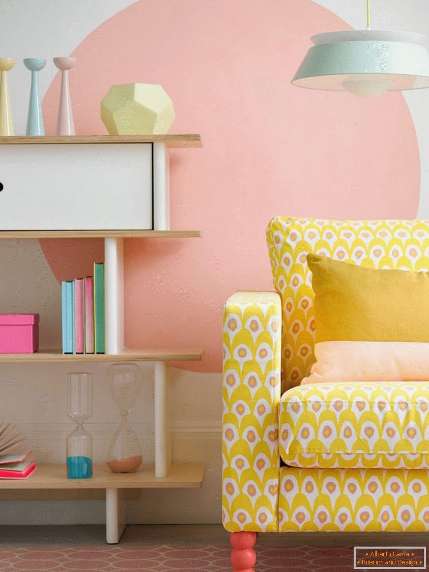 Canapea galbenă luminoasă, creează un contrast excelent în camera pastel