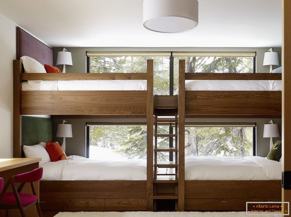 Două niveluri de patru paturi într-o grădiniță