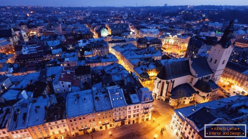 Noapte Lviv с ярким освещением