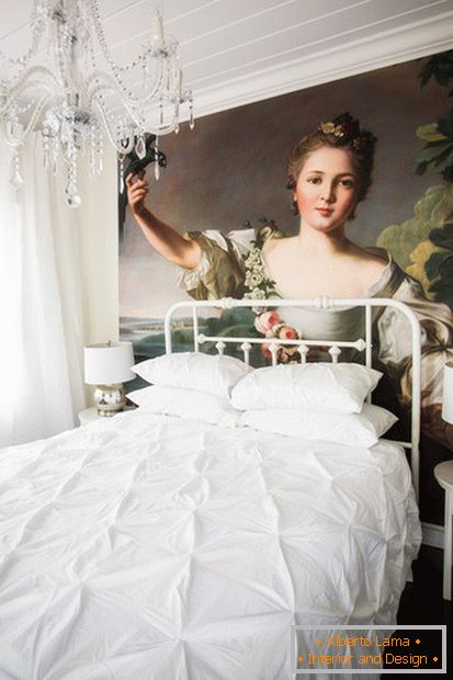 Candelabru frumos într-un dormitor mic