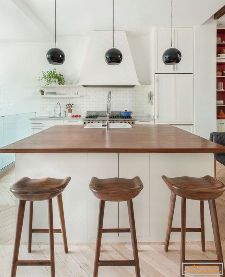 Bucătărie elegantă albă cu scaune de bar