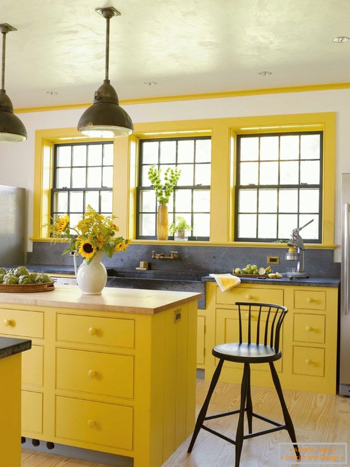 Culoarea galbenă, domină stilul rustic din bucătărie