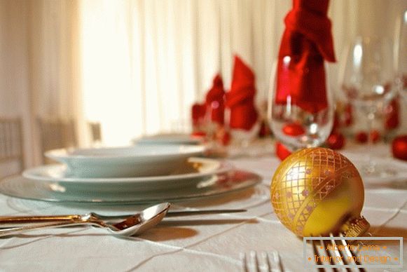 Decorarea minimalistă a mesei de Anul Nou