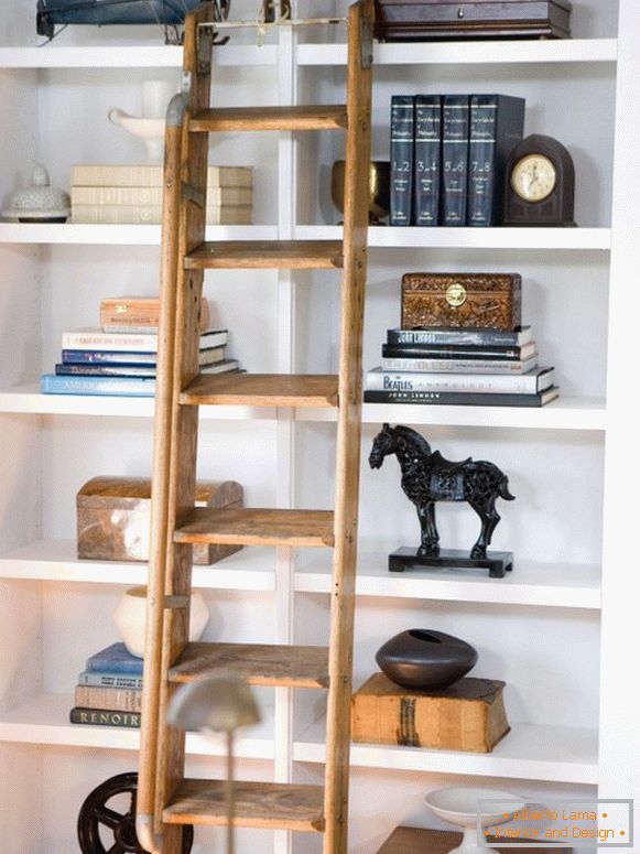 Decorarea unui cabinet cu cărți și ornamente