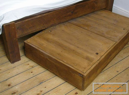 Cutie din lemn sub pat