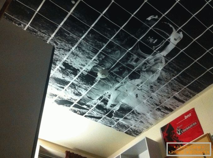 Imaginea cosmonautului pe tavan
