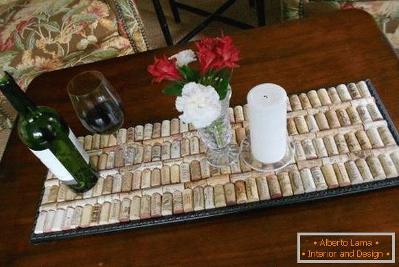 O față de masă simplă cu dopuri de vin
