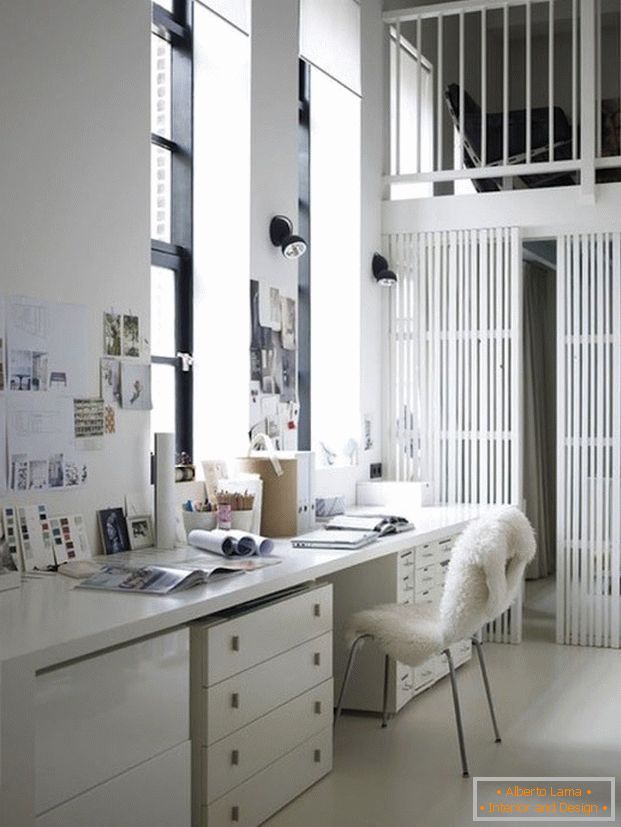 Un birou de birou elegant, cu un scaun confortabil și cald