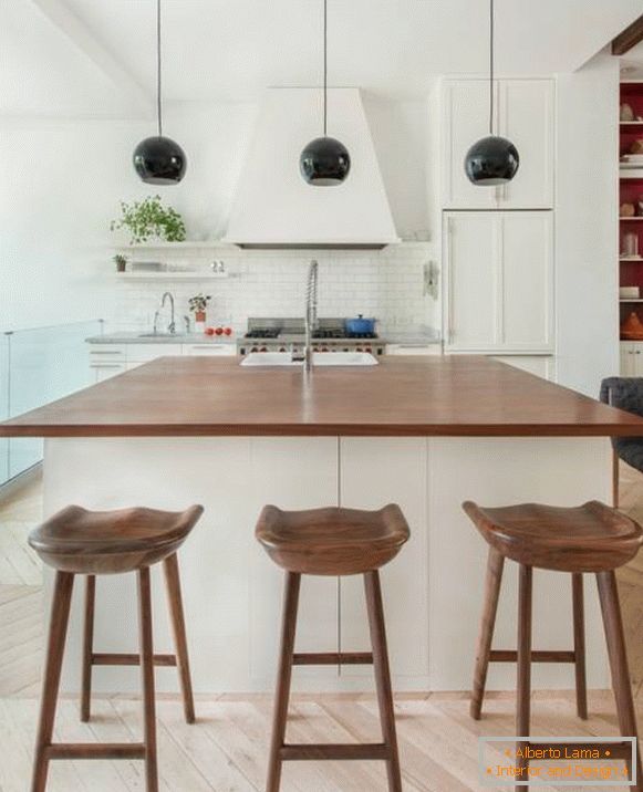 Bucătărie albă cu detalii din lemn