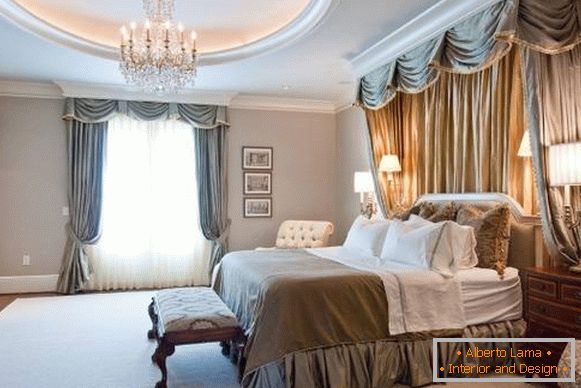 Perdele frumoase și un baldachin în dormitor într-un stil clasic