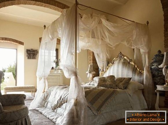 Frumos dormitor romantic cu pat cu baldachin