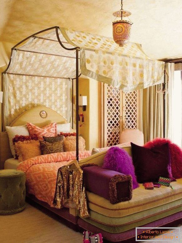 Dormitor în stil eclectic cu baldachin
