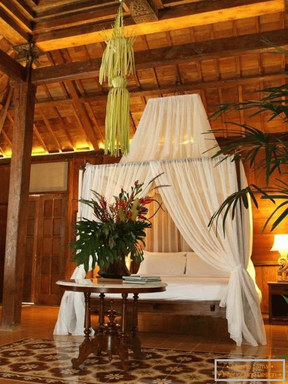 Dormitor cu baldachin în stil tropical