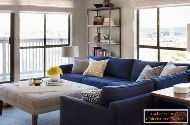 Canapea în canapea în living cu ferestre panoramice