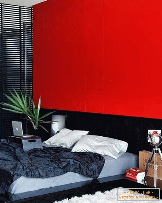 Perete roșu ca accent principal în dormitor