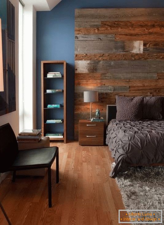 Tavă mare din lemn și mobilier elegant în dormitor