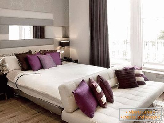 Mobilier elegant în dormitor cu accente violet