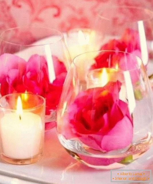 Flori și lumânări ca decor de masă pentru Ziua Îndrăgostiților