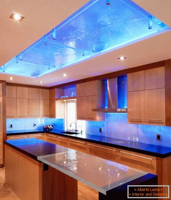 Design de bucătărie cu iluminare din spate albastră