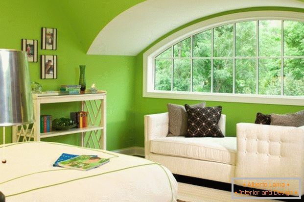 Interiorul camerei în culoarea verde deschis