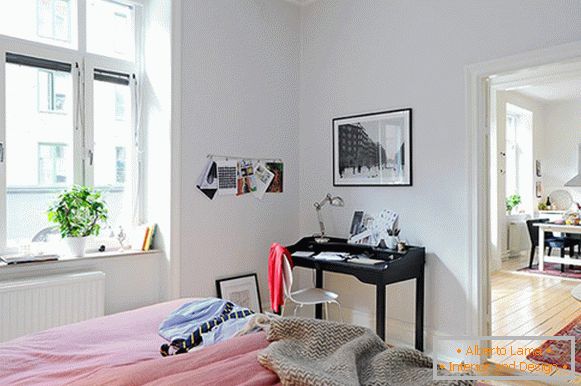 Dormitorul unui apartament mic din Suedia