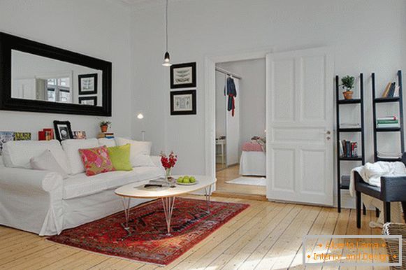 Camera de zi a unui apartament mic din Suedia