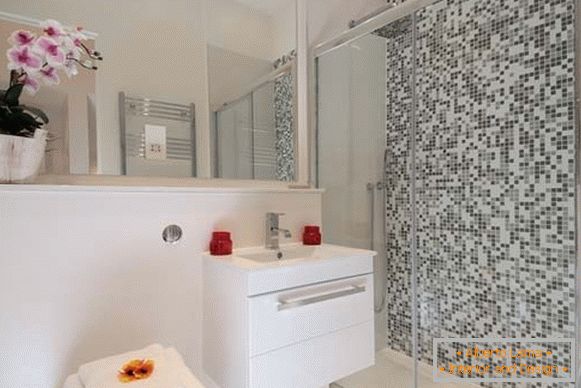Design interior de baie într-un apartament mic