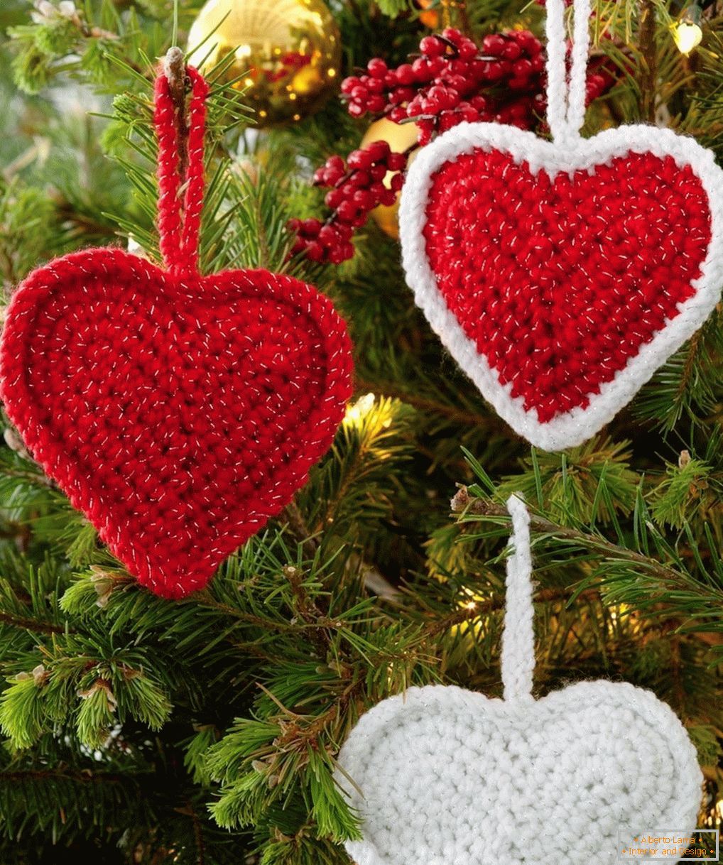Inimi tricotate pe pomul de Crăciun