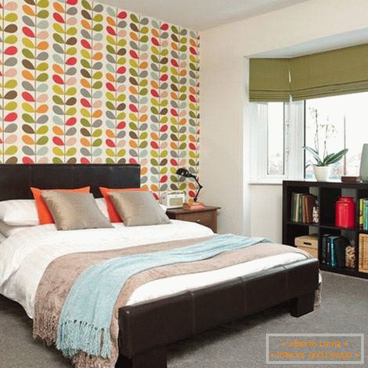 Dormitor de design într-un stil modern cu tapet luminos