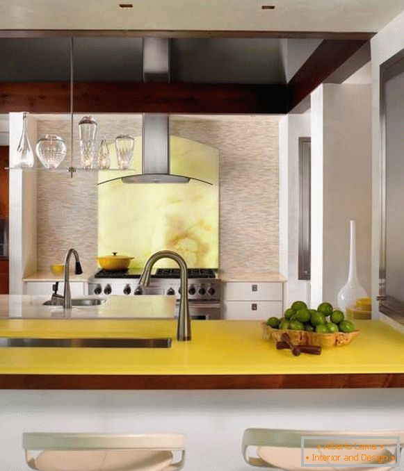 Culoare galben pal în interiorul bucătăriei unei case particulare