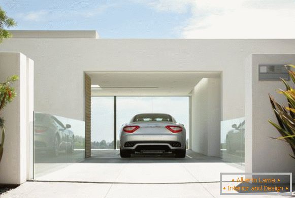 Mașină într-un garaj elegant alb