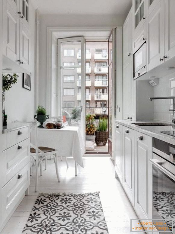 Bucătărie albă în interior - fotografie a unei bucătării mici cu un balcon