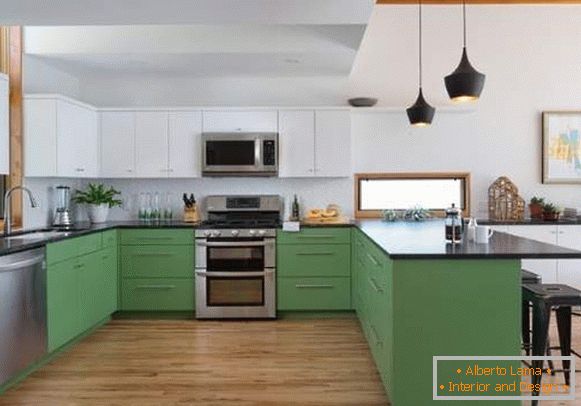 Bucătărie în culoarea albă și verde - fotografie cu un top întunecat
