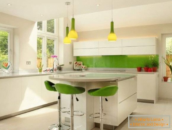 Bucătărie albă de colț cu elemente verzi - fotografie
