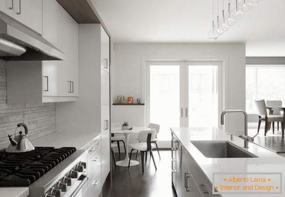 Gri din bucătărie albă - fotografie în interiorul unei case moderne