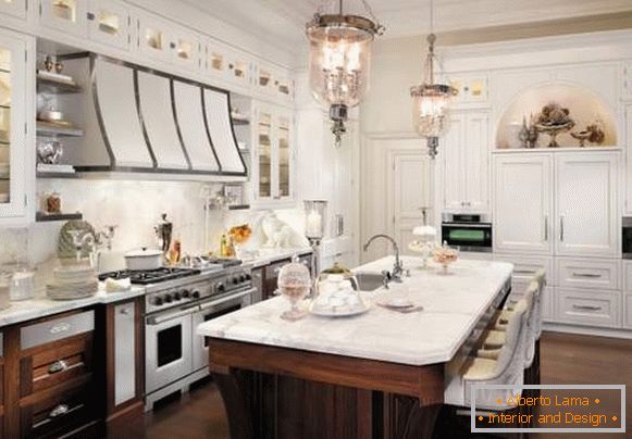 Designul clasic al bucătăriei albă maronii în fotografie