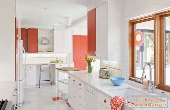 Bucătărie în alb - fotografie în combinație cu elemente roșii