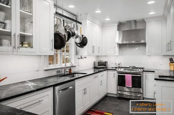 Bucătărie alb-negru cu dulapuri albe și un vârf de masă întunecat