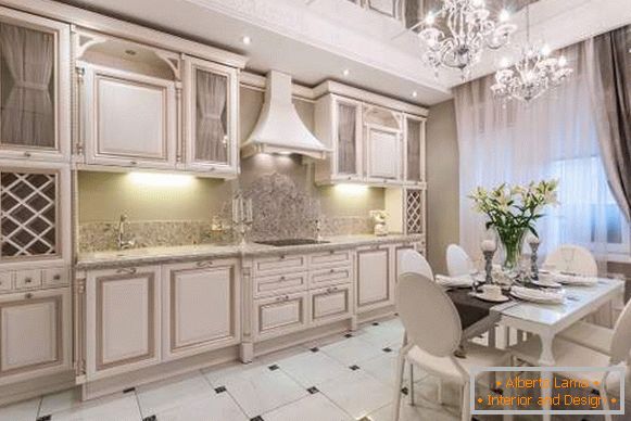 Bucătărie albă cu patină aurie - design interior de fotografie