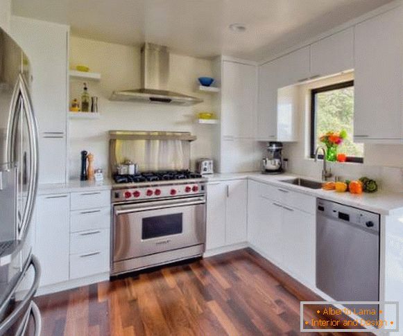 Bucătărie albă din colț - fotografie în interior cu podea din lemn