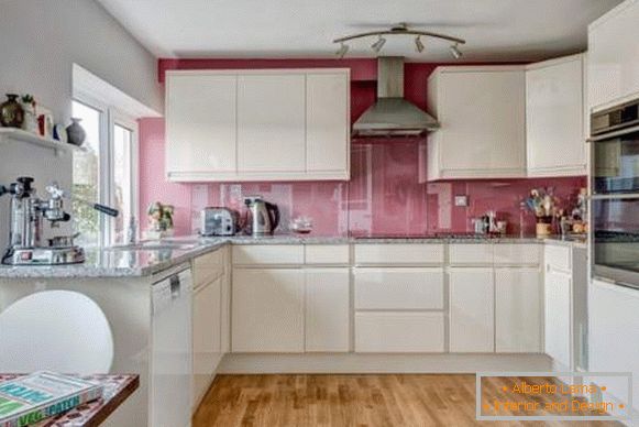 Bucătărie albă din satin - fotografie în combinație cu un șorț roz