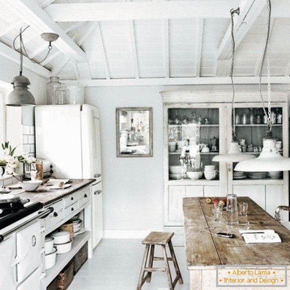 Bucătărie albă într-o casă din lemn