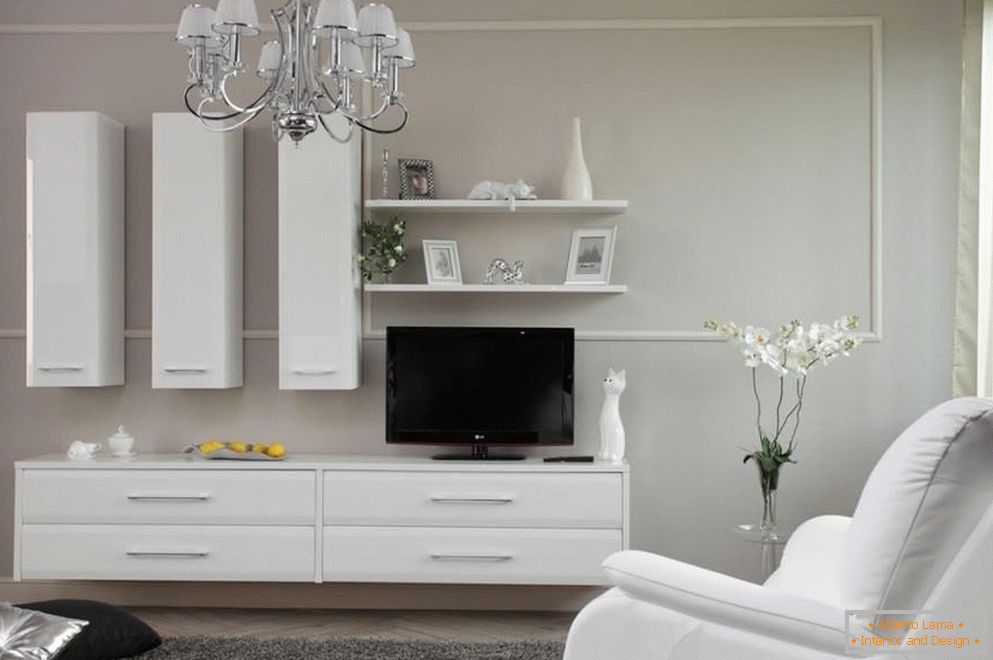 Cameră cu mobilier alb
