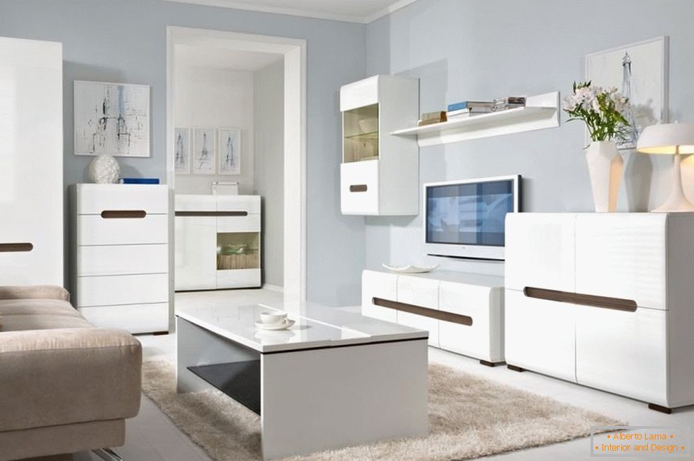 Mobilier alb din interiorul camerei